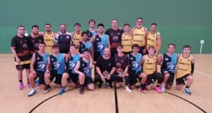 El histórico Torneo Eldana CB llena de baloncesto y deportividad el renovado frontón de Dueñas